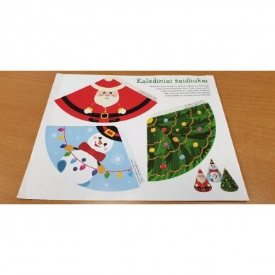 Kalėdinė staigmena. 3-4 metų vaikams. 4 knygelės (3 užduočių ir 1 lipdukų), 250 lipdukų, 6 spalvoti pieštukai, 3 kalėdiniai žaisliukai